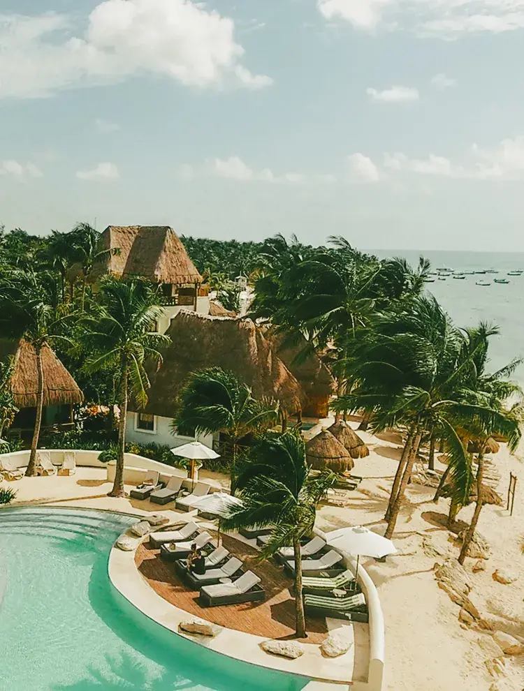 Piscinas y acceso a playa