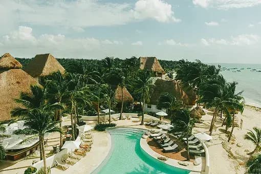 Piscinas y acceso a playa