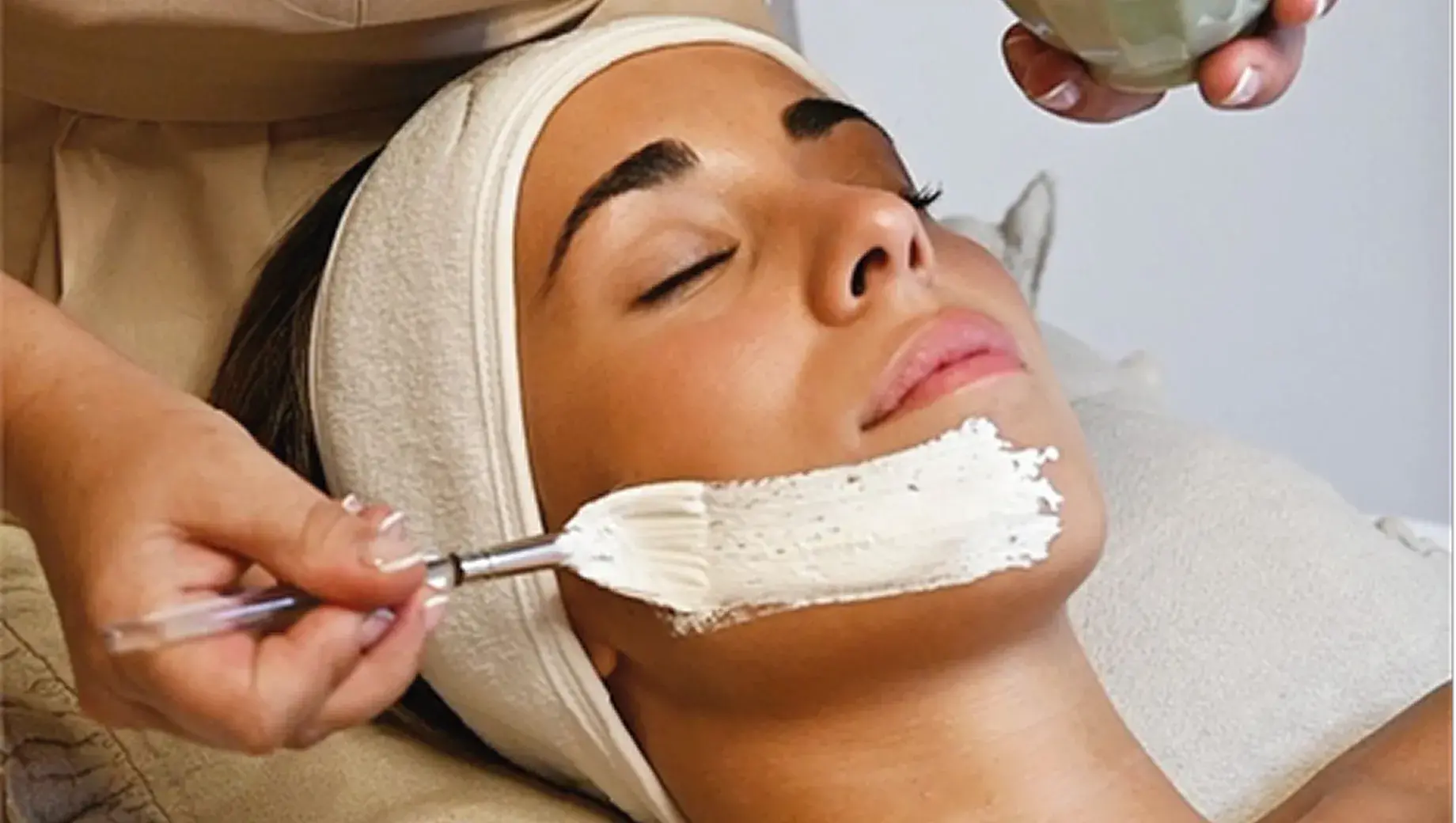 Nutritive, revitalizing, and organic, These facials are perfect for refreshing the skin, thanks to ingredients like soothing aloe vera, hydrating honey, and mineral-rich earth.