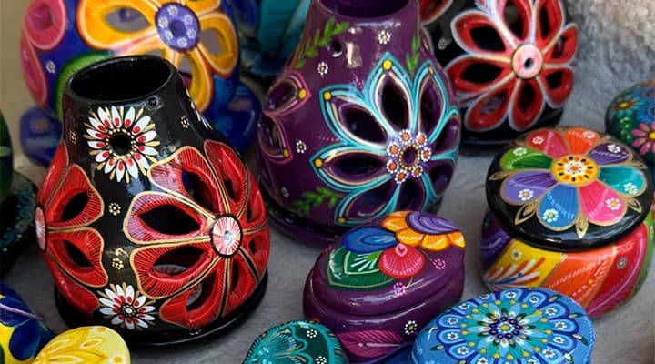 THE MAGIC OF THE HANDCRAFTED: CERAMIC PAINTING WORKSHOPS AND LOCAL ART WITHIN THE RESORT